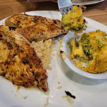 Cheddar's Scratch Kitchen - Lemon pepper chicken, rice, broccoli Cheddar casserole. All good but the rice. Rice is bland. - Comfort Food Near Me - Ocala, Florida