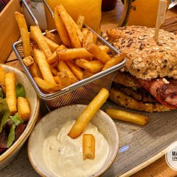 La Collina - BBQ Burger with fries and salad