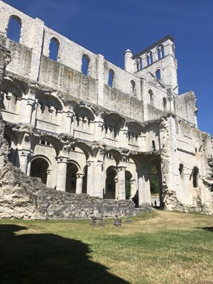 Abbaye de Jumièges by null