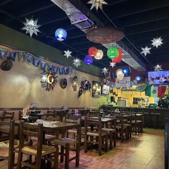 Dos Amigos - Dos Amigos delightful dining room. - Mexican Near Me - Pompano Beach, Florida Dos Amigos - Dos Amigos delightful dining room. - Mexican Near Me - Pompano Beach, Florida