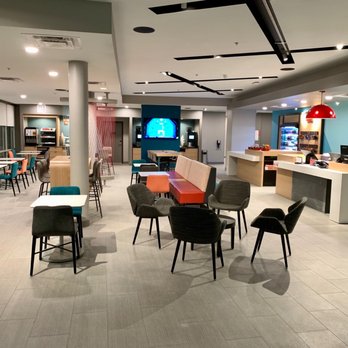 Avid Hotel - Wenatchee - Avid Hotel Wenatchee spacious and modern design lobby - Hotels Near Me - Wenatchee, Washington