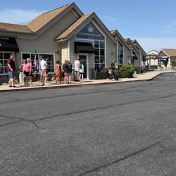 Countryside Cafe - Line in front of restaurant