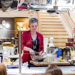 Sol Food Nutrition - Iris teaching a workshop at Williams Sonoma. To schedule your customized cooking lesson, call Iris at 541-908-0632.