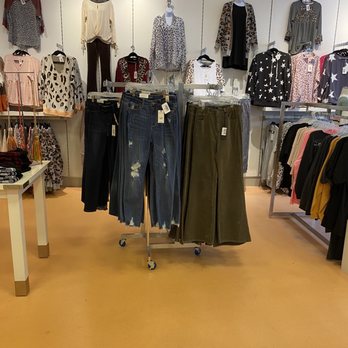Lucky Finds - Women's Clothing Near Me - Huntsville, Alabama