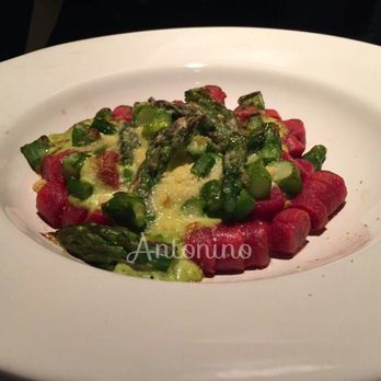 Antonino - Gnocchi de remolacha con crema de espárragos gratinados - Italian Near Me - Buenos Aires, C Antonino - Gnocchi de remolacha con crema de espárragos gratinados - Italian Near Me - Buenos Aires, C