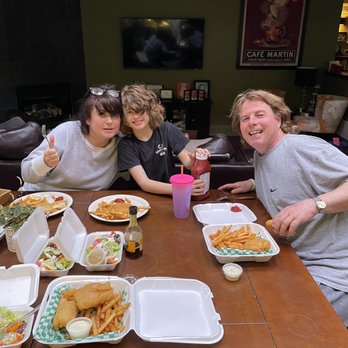 Mama Rosa Restaurant and Bar - a family enjoying a meal - Breakfast & Brunch Near Me - Mississauga, Ontario