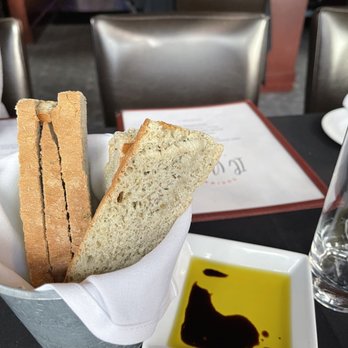 Il Nido Italian Restaurant - a basket of bread and olive oil - Italian Near Me - Vancouver, British Columbia Il Nido Italian Restaurant - a basket of bread and olive oil - Italian Near Me - Vancouver, British Columbia
