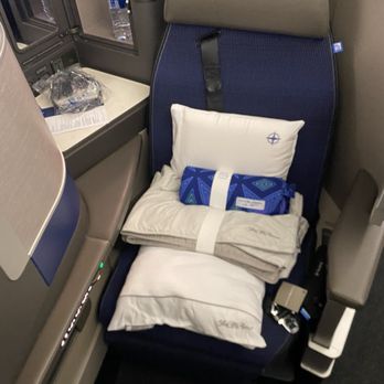 United Polaris Lounge - Full recline - Airport Lounges Near Me - Houston, Texas