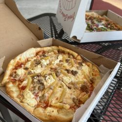 La Famiglia Pizzeria - "Mom's favorite" lasagna pizza