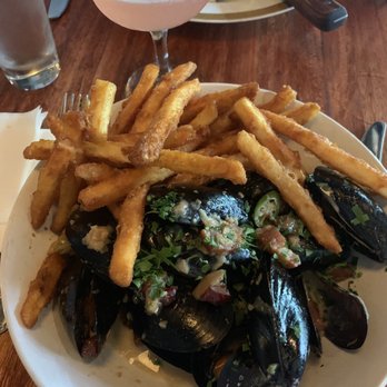 Poor Hendrix - Muscles with bacon bourbon broth and French fries - New American Near Me - Atlanta, Georgia