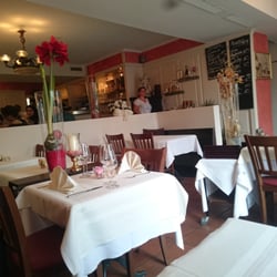 Restaurant Altstadt - Die karminrot-lachsroten Wände geben dem Restaurant eine gemütliche Atmosphäre.