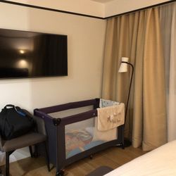 Hôtel Mercure Paris Saint-Ouen - Pack and play/crib for baby to sleep in.