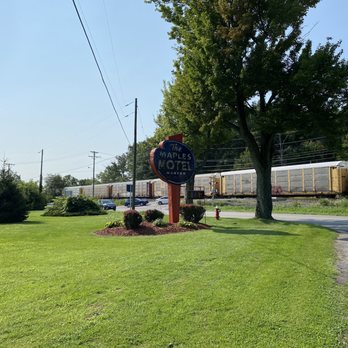 Maples Motel - The loud train LOL! - Hotels Near Me - Sandusky, Ohio