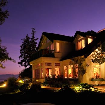 Sooke Harbour House - sooke ahrbour House at night photo: A.Fedorov http://www.victoriaweddingphotographer.com - Hotels Near Me - Sooke, British Columbia