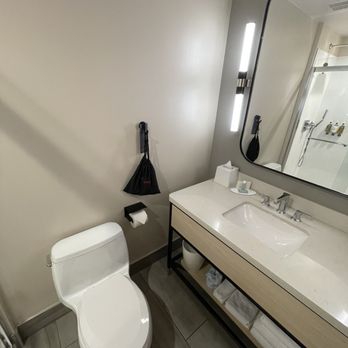 Courtyard by Marriott Denver Downtown - Bathroom - Hotels Near Me - Denver, Colorado Courtyard by Marriott Denver Downtown - Bathroom - Hotels Near Me - Denver, Colorado