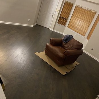 Rios Hardwood Flooring - a brown leather chair in a living room - Flooring Near Me Rios Hardwood Flooring - a brown leather chair in a living room - Flooring Near Me