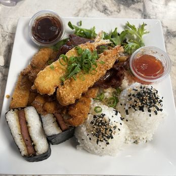 Da Kitchen Maui - Da Kitchen Bento Plate - Hawaiian Near Me - Kihei, Hawaii Da Kitchen Maui - Da Kitchen Bento Plate - Hawaiian Near Me - Kihei, Hawaii