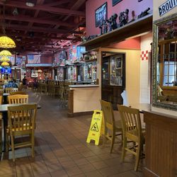 Fuddruckers - Dining room