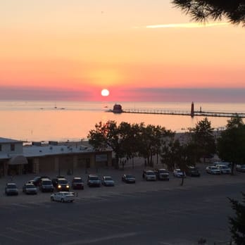 Looking Glass Beachfront Inn - Bed & Breakfast Near Me - Grand Haven, Michigan