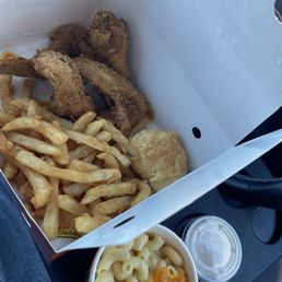 Chicken wing meal with fries and mac and cheese Chicken wing meal with fries and mac and cheese