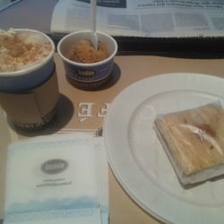 Capuchino + cuadrado de dulce de leche con coco + bochita de helado