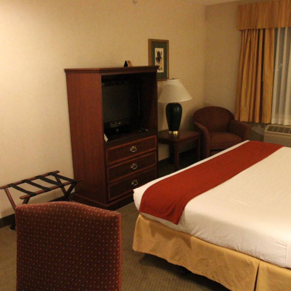 Evergreen Inn & Suites - King Bed Room from front corner showing TV hutch and chair - Hotels Near Me - Monroe, Washington Evergreen Inn & Suites - King Bed Room from front corner showing TV hutch and chair - Hotels Near Me - Monroe, Washington