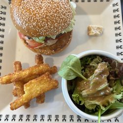 Restaurant Botta 3000 - Cheeseburger with AOC raclette cheese and rösti fries.