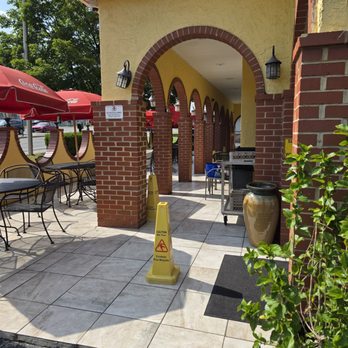 Los Arcos - The outdoor patio for dining outdoors. - Mexican Near Me - Roanoke, Virginia