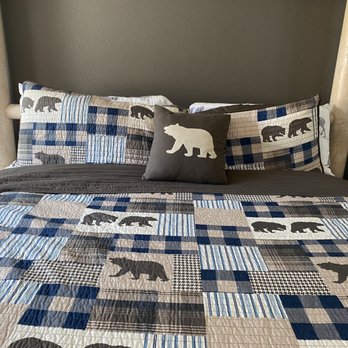 Mountain Shadows Resort - Comfy bed with cute bedding - Vacation Rentals Near Me - Estes Park, Colorado