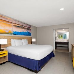 Days Inn by Wyndham Fort Myers Springs Resort - Guest room