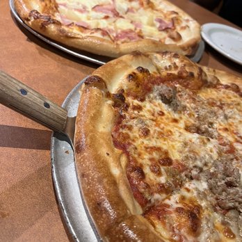 Thirsty Fellow - Hawaiian and sausage pizza - American Near Me - Columbia, South Carolina Thirsty Fellow - Hawaiian and sausage pizza - American Near Me - Columbia, South Carolina