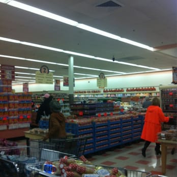 Market Basket - people shopping in a grocery store - Grocery Near Me - Salem, Massachusetts Market Basket - people shopping in a grocery store - Grocery Near Me - Salem, Massachusetts