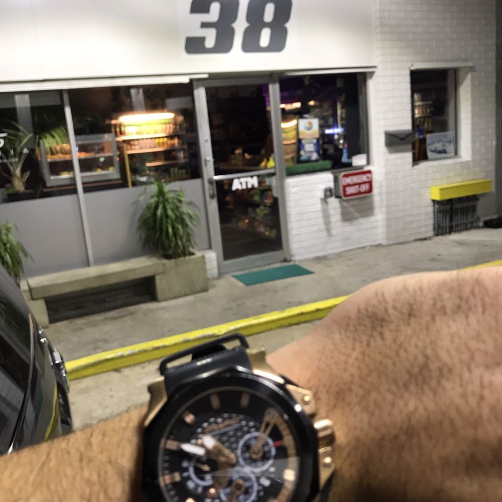 Place closed!  Always 10-15 min earlier and customer gets ignored