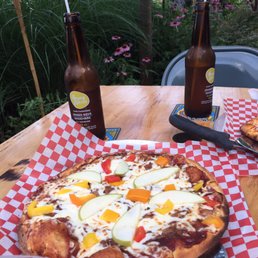 Pulled pork apple pizza with ginger beer Pulled pork apple pizza with ginger beer