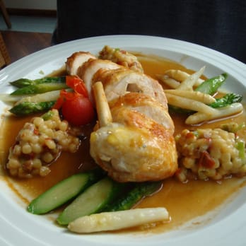 Restaurant Giverny - Suprême de Poulet Noire, farci aux Herbes - Brust vom Schwarzfeder-Huhn, gefüllt mit Kräuterfarce, serviert auf - French Near Me - Münster, NW