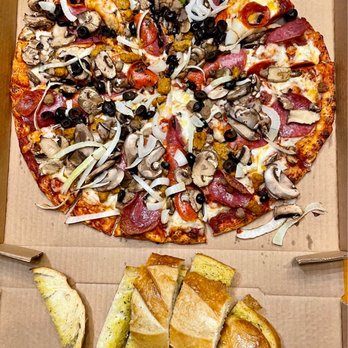 Blondie's - Blondie's Combination (5/5) and Garlic Bread (4/5) - Pizza Near Me - Sunriver, Oregon