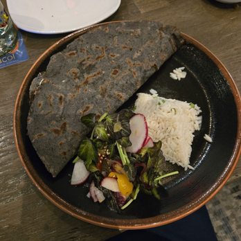 Caracol - Tlayuda de vegetales - Seafood Near Me - Houston, Texas