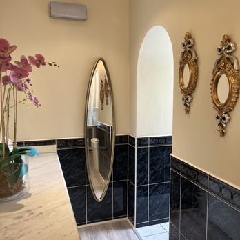 Great Southern Hotel Killarney - Women's restroom entrance - Hotels Near Me - Killarney, Kentucky