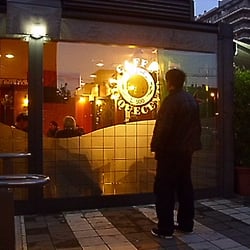 Caffe' Cinquecento - Hvem er det, der kigger ind ad vinduet med sine sultne øjne?