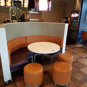 Taco Bell - This is the best relaxing eating environment I've seen at Taco Bell - Fast Food Near Me - San Jose, California
