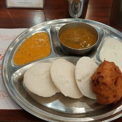 Thanjai - Idly et Vada avec Sambar et Chutney. Quel beau brunch!