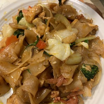 Pad Thai Cafe - Drunken noodle and chicken - Thai Near Me - Albuquerque, New Mexico
