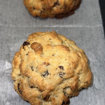 Levain Bakery - Williamsburg, Brooklyn - Chocolate chip walnut cookie  & oatmeal raisin cookie - Bakeries Near Me - Brooklyn, New York
