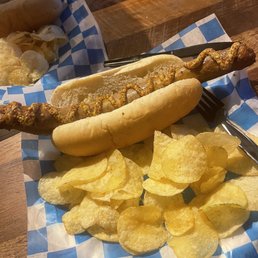 Cheddar brat with kettle chips Cheddar brat with kettle chips