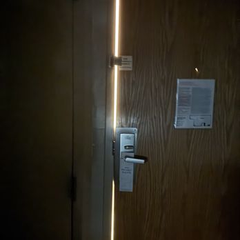 Marriott Savannah Riverfront - Door with no seal. - Hotels Near Me - Savannah, Georgia