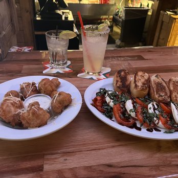 Hideaway Bar & Grill - Fried mushrooms, caprese, vodka soda, and a margarita - Bars Near Me - Castle Rock, Colorado Hideaway Bar & Grill - Fried mushrooms, caprese, vodka soda, and a margarita - Bars Near Me - Castle Rock, Colorado
