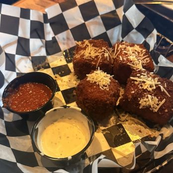 The Aberdeen Tap - Mac & Cheese Squares - Bars Near Me - Chicago, Illinois The Aberdeen Tap - Mac & Cheese Squares - Bars Near Me - Chicago, Illinois