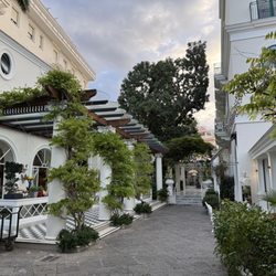 Hotel Bellevue Syrene - Walkway to lobby