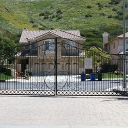 1st Class Access Control - Swinging Gate System