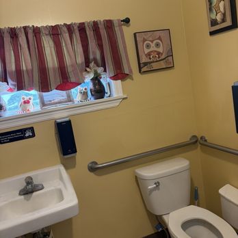 Wellborn's Country Charm - Cute bathroom - New American Near Me - Wellborn, Florida Wellborn's Country Charm - Cute bathroom - New American Near Me - Wellborn, Florida